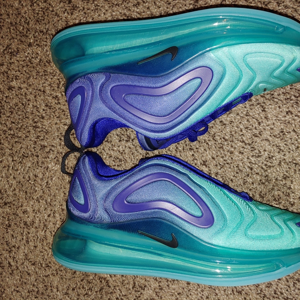 Nike Air Max 720 size 5y which is 6.5 in womens